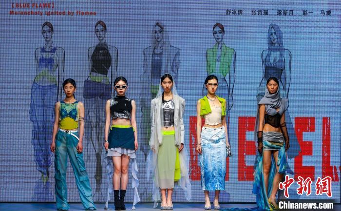 武汉大学生上演时装秀 各色设计极尽想象