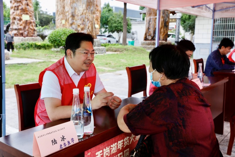 将大医院“搬”进小乡村 全国道德模范陈光标率医疗专家到泗洪天岗湖乡举办义诊服务乡亲