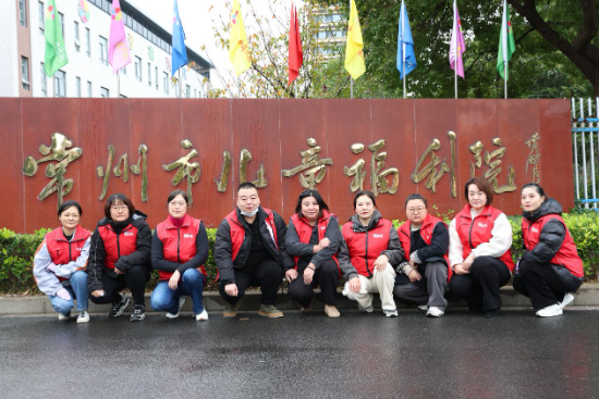 胜弘俱乐部朱琳娟团队雨中温情送暖，常州市儿童福利院爱心捐赠