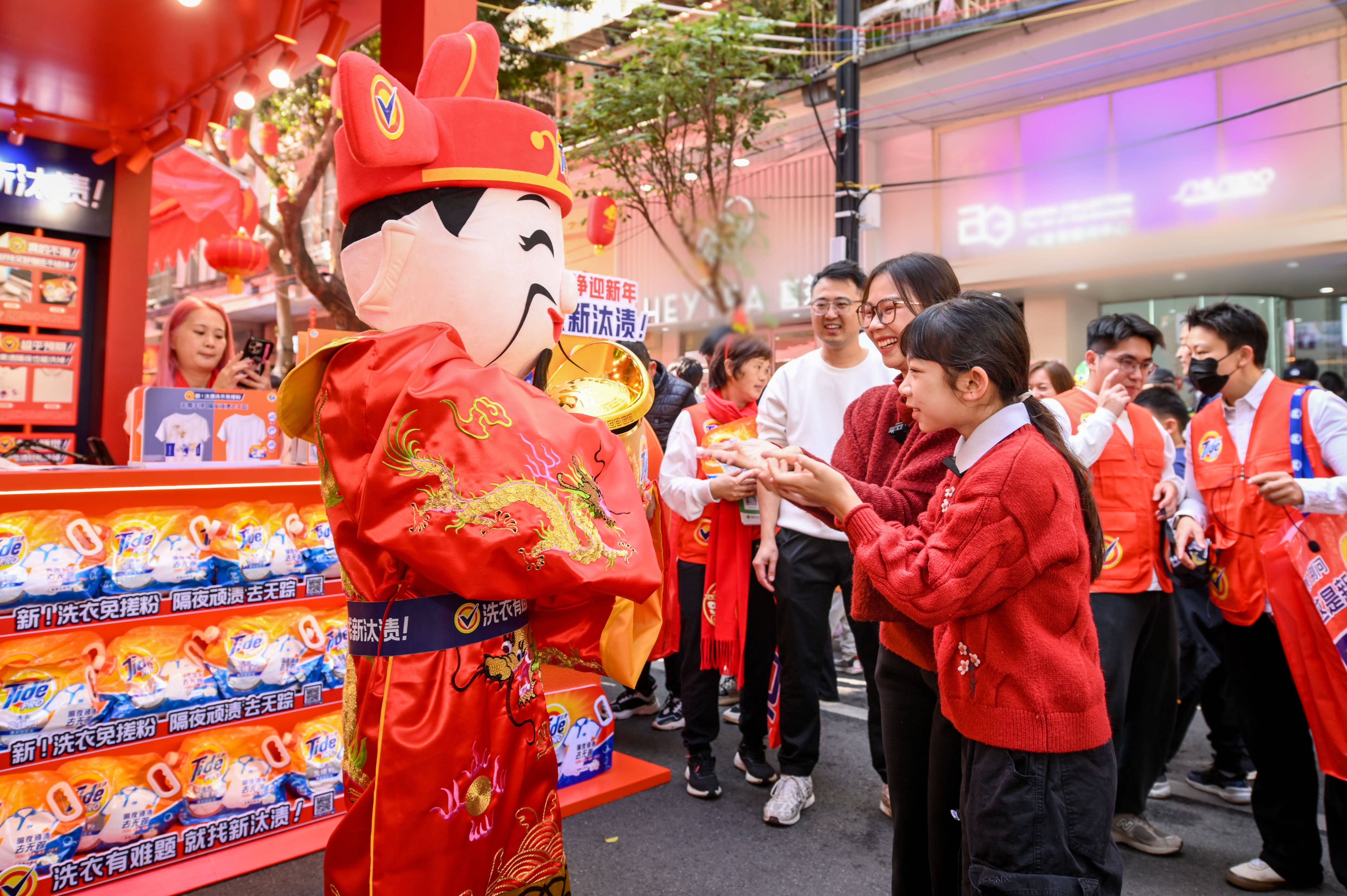 汰渍首次入驻广州越秀西湖花市，让 “年二八洗邋遢” 更轻松